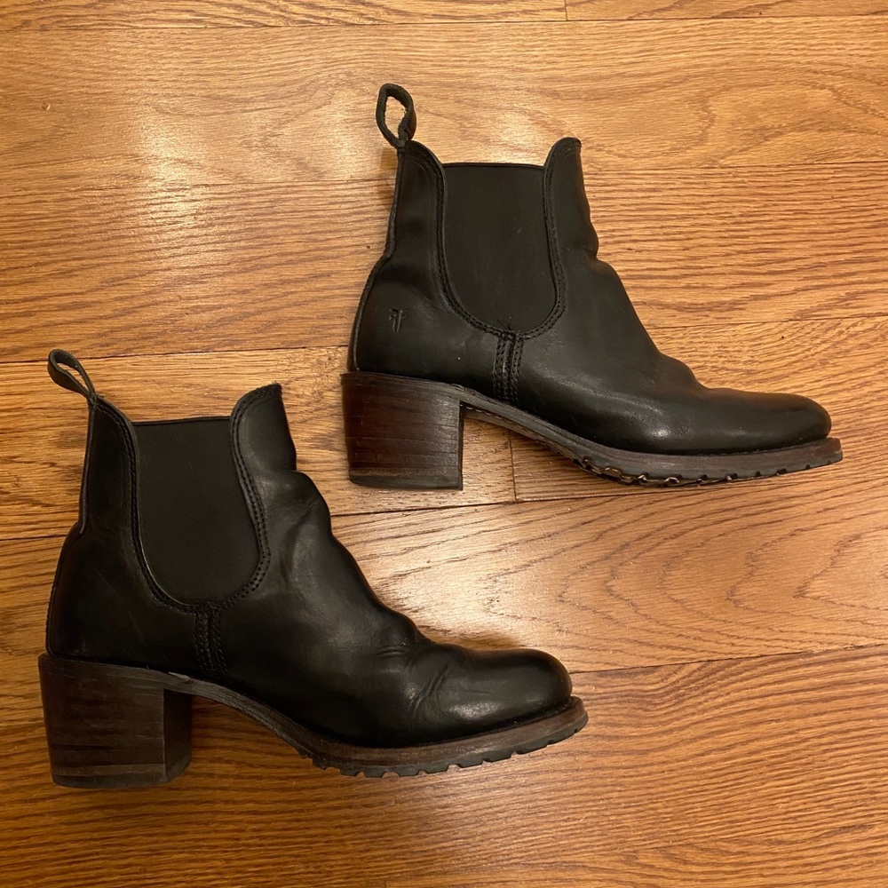 Frye Sabrina Chelsea Boots- Black- GUC no wear on soles
